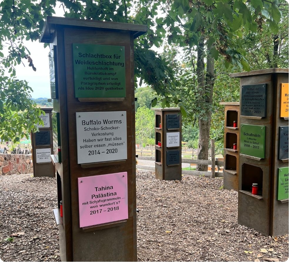 Stelen für eingestellte Produkte und Ideen im Zotter Ideenfriedhof.