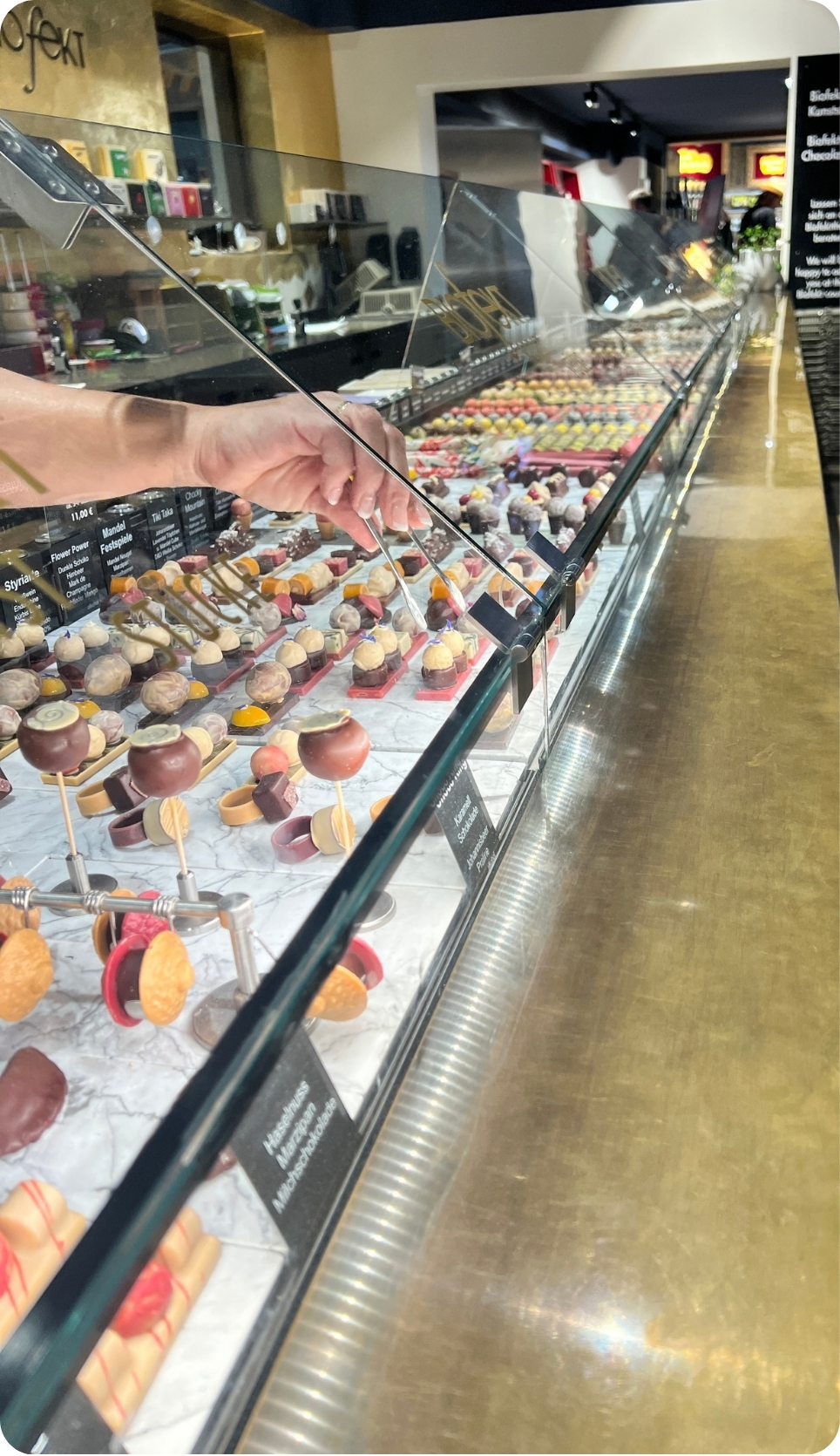 Pralinentheke im Zotter Schoko-Laden beim Onmind-Firmenausflug.